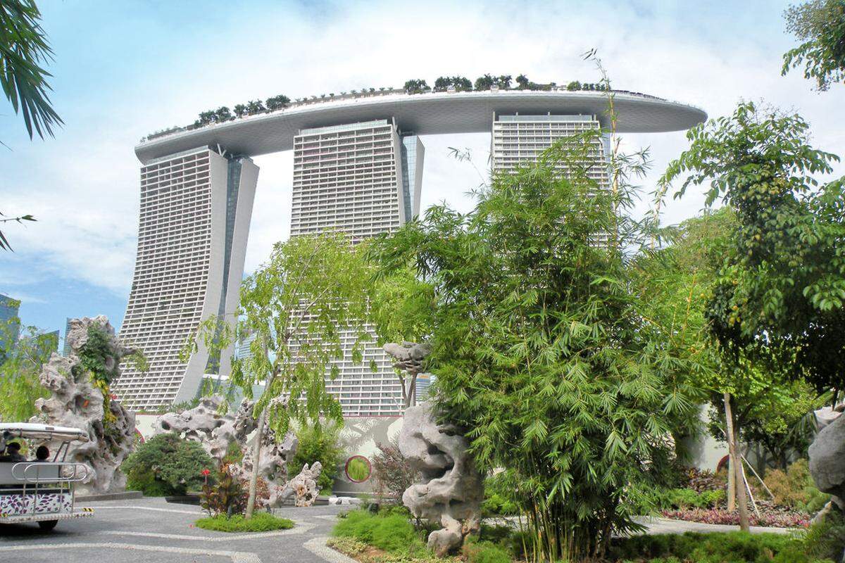 Grenzen des Machbaren loten Hotelbauten um die 2010er aus, etwa die Idee, drei Türme on top mit einer Spange zu verbinden, begrünen und bewässern. Im Marina Bay Sands in Singapur badet man auf Etage 55.