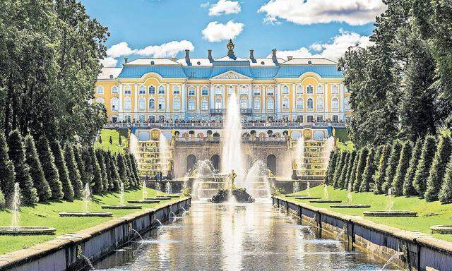 VKulturelle Highlights wie das Schloss Peterhof stehen am Programm.