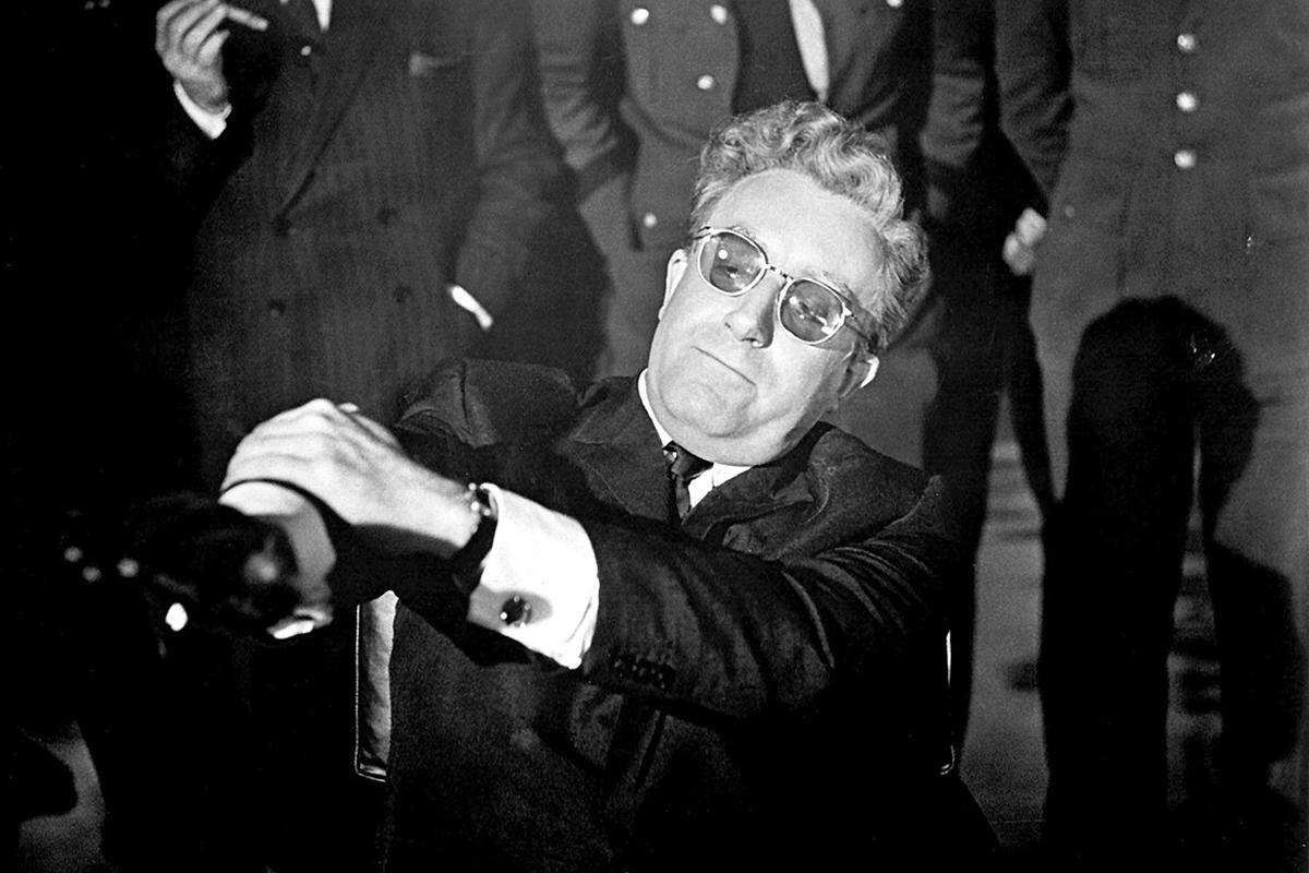 Unser Favorit: Die Weltuntergangssatire "Dr. Seltsam, oder wie ich lernte, die Bombe zu lieben" (Dr. Strangelove or: How I Learned to Stop Worrying and Love the Bomb) von Regie-Großmeister Stanley Kubrick aus dem Jahre 1964. Er ist voller großartiger Szenen: Etwa, wenn Dr. Strangelove (der grandiose Peter Sellers, der eine Dreifachrolle spielt) erklärt, wie man die "Elite" retten würde. Oder wenn Major Kong auf der Bombe reitet. Muss man noch mehr sagen? Ein Untergangs-Schmankerl.