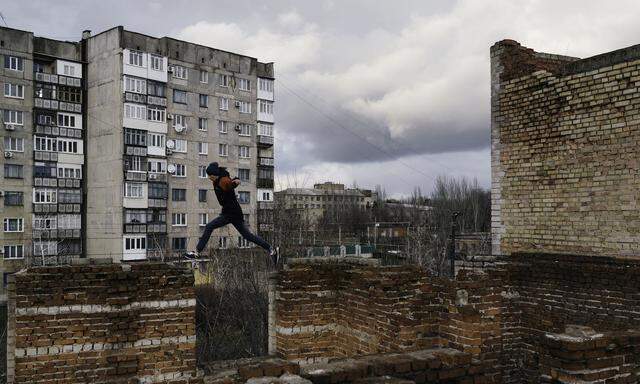 Der ukrainische Donbass wandelt sich langsam. Im Bild ein Jugendlicher in der Bergarbeiterstadt Torezk, die früher Dserschinsk hieß.