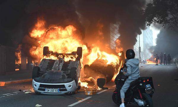 Autos stehen in Flammen. Frankreichs Vorstädte werden von Unruhen erschüttert.