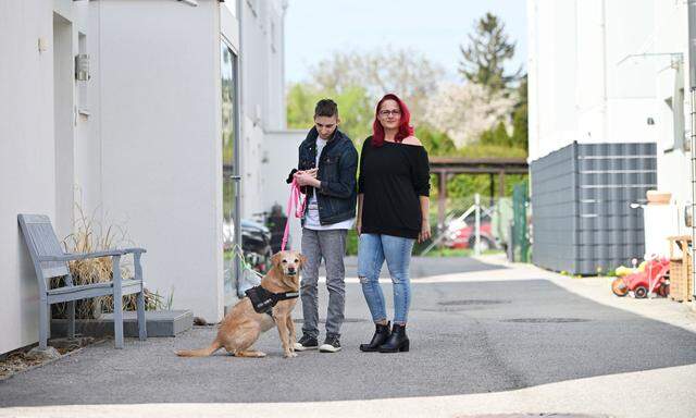 Der 17-jährige Patrik mit seiner Mutter, Petra Koller, und seiner Hündin. Er fühlt sich wohl in der Schule, hat aber kein weiteres Schuljahr bewilligt bekommen.  