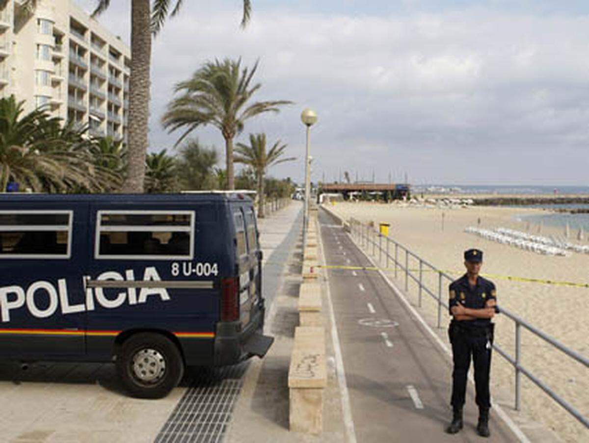 Trotz der Terrorwelle glauben Tourismus-Experten nicht an eine kurzfristige Storno-Welle. Reisewarnung gibt es keine. Das Außenministerium rät Spanien-Urlaubern aber zu erhöhter Vorsicht.