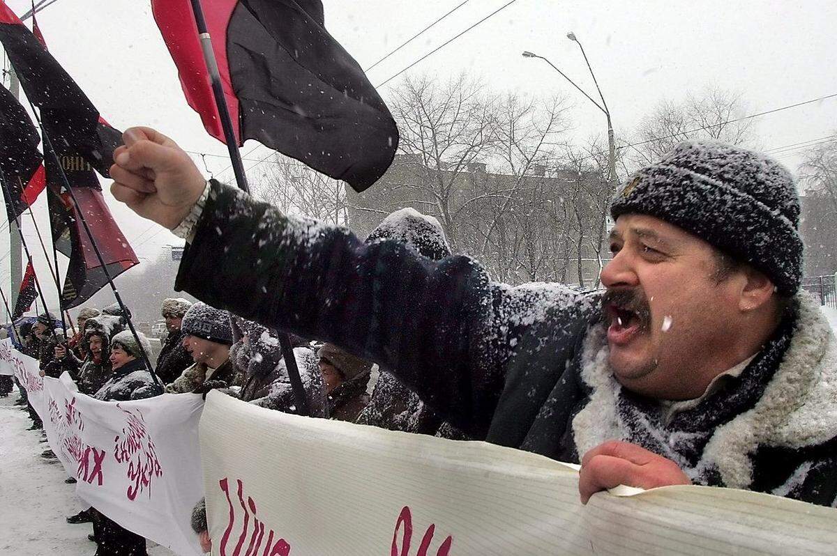 Es wird kalt in der Ukraine: Russland setzt zum ersten Mal die "Gaswaffe" ein, um Kiew auf Linie zu bringen. Während Moskau das Zudrehen des Gashahnes mit "rein ökonomisch" begründet, spricht Kiew von politischen Motiven.