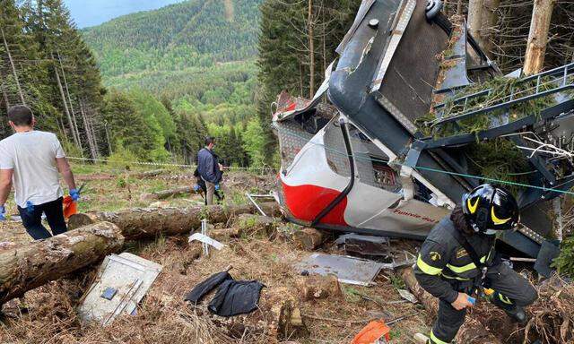 Retter am Wrack der verunglückten Gondel am Monte Mottarone. Bäume stoppten den Fall der Kabine.