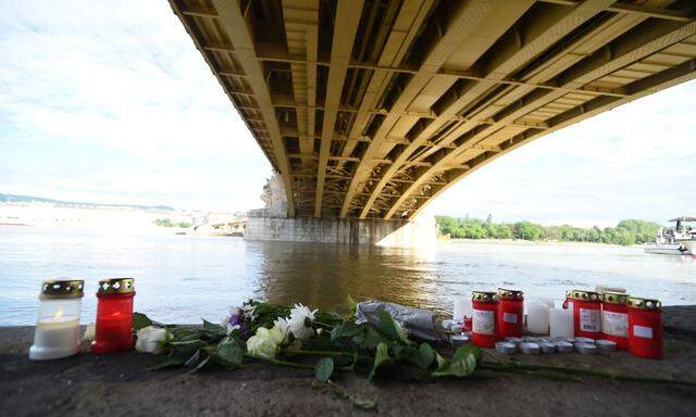 Gedenken an die Opfer des Donau-Dramas: Beim Schiffsunglück in Budapest starben sieben Menschen, für die 21 Vermissten gibt es wenig Hoffnung.
