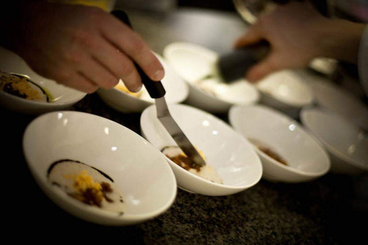 Gerhard Fuchs' modernes Restaurant Kreuzwirt am Gut Pössnitzberg findet sich ebenso im Ranking der besten Hotelküchen des Landes. Das kulinarische Programm zieht sich von der "original-steirischen Küche bis zum freien Spiel mit Aromen aus aller Welt".