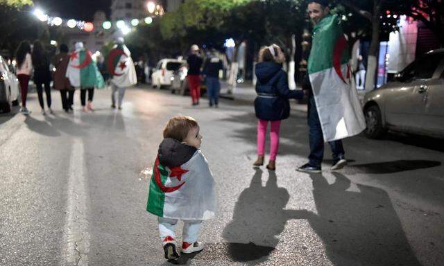 Freude über den Rücktritt des Langzeitmachthabers. Algerische Demonstranten feierten in den Straßen.