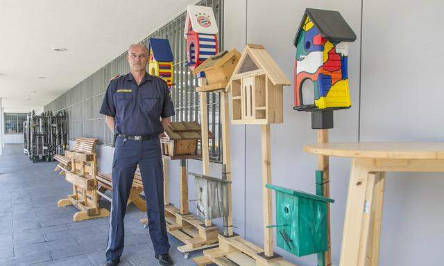 Gefängnisdirektor Dietmar Knebel besteht auf einem bunten Alltag für die Insassen der Justizanstalt Salzburg.