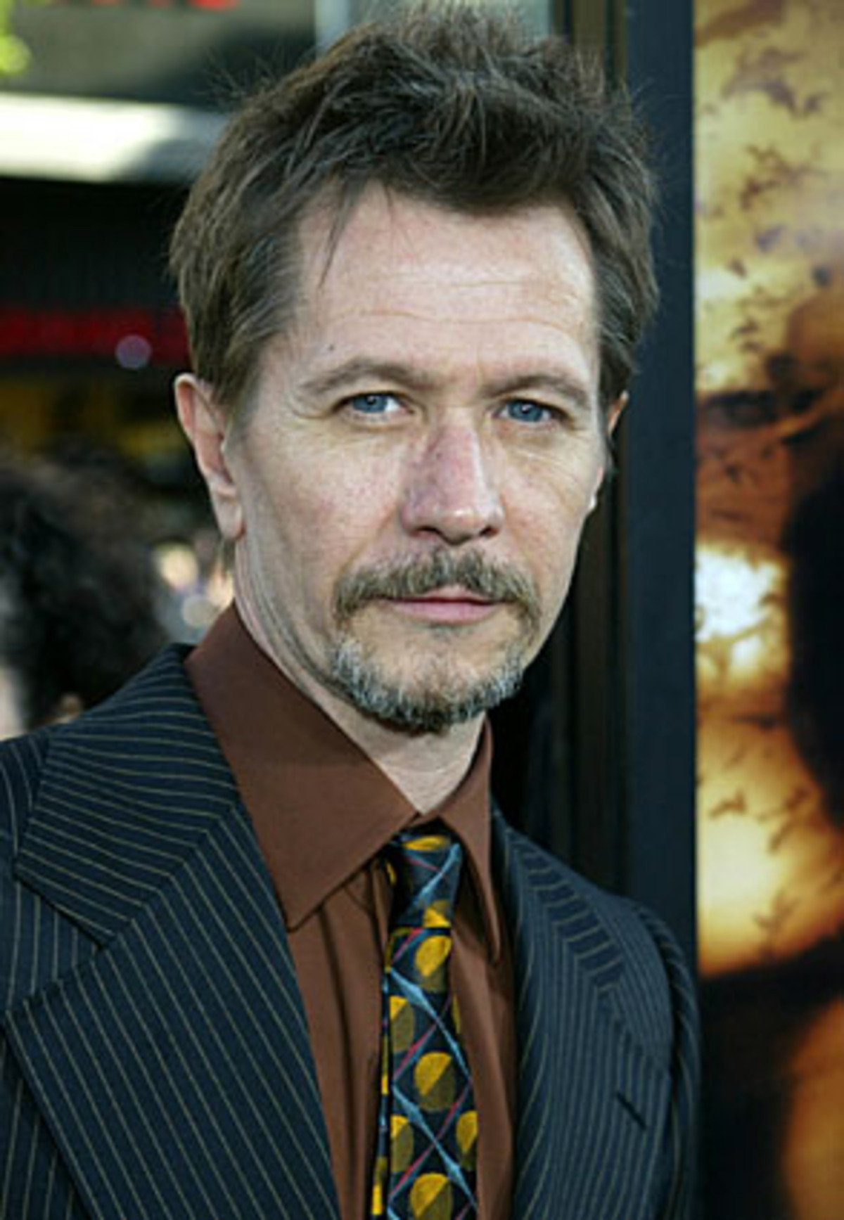 Sein Name ist vielleicht nicht vielen ein Begriff, sein Gesicht wohl schon: Gary Oldman war als Polizist Jim Gordon in Christopher Nolans "Batman"-Streifen", in zwei "Harry Potter"-Folgen als Sirius Black sowie in "Das Fünfte Element", "Lost in Space" und "True Romance" zu sehen. Seinen größten Erfolg feierte er aber zweifelsohne mit dem Horrorfilm "Dracula", in dem er die Hauptfigur darstellte.
