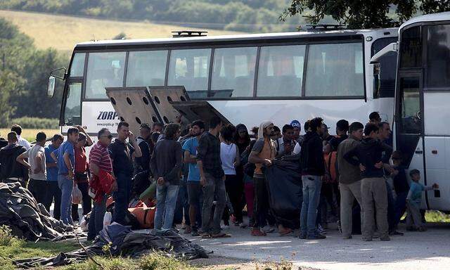 Die Menschen werden in Bussen in andere Lager gebracht.