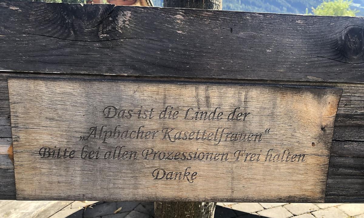 Das ist die Tafel unter der Linde im Alpbacher Ortskern vor der Postalm. Hier haben Sophie Rendl und Anna Wallner ihr Gespräch geführt.
