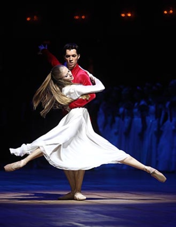 Ein weiterer Programmpunkt wurde von Pianist Krzysztof Jablonski bestritten, der das Balletttänzer-Ensemble in roten und weißen Gewändern auf einem mitten auf dem Parkett platzierten Flügel begleitete.