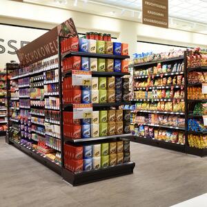Im Supermarkt stehen viele Honigprodukte im Regal, die offenbar auch mit Zuckersirup hergestellt wurden.
