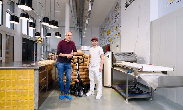 Geschäftsführer Andreas Schrittesser (l.) und Chefkoch Max Riedl wollen in der Manufaktur 2000 Kasnudeln pro Tag produzieren.