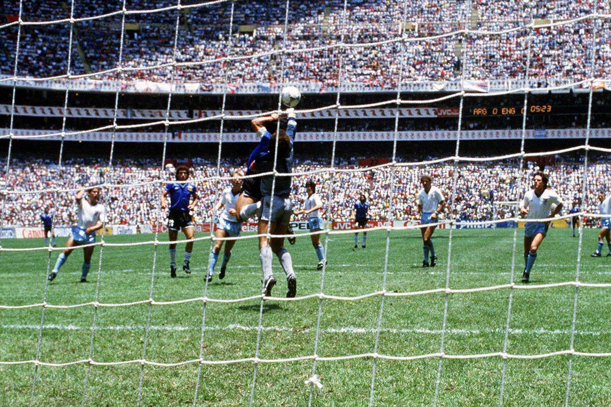 Die "Hand Gottes" eröffnet die Top drei. Diego Maradona trifft im WM-Viertelfinale 1986 gegen England eigentlich regelwidrig.