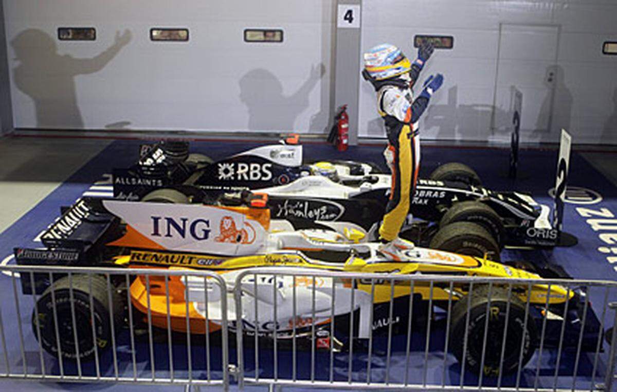 Auf der neuen Strecke in Singapur wurde das erste Nachtrennen der Formel-1-Geschichte gefahren. Der Sieg ging überraschend an Fernando Alonso, der nur vom 15. Startplatz ins Rennen gegangen war.