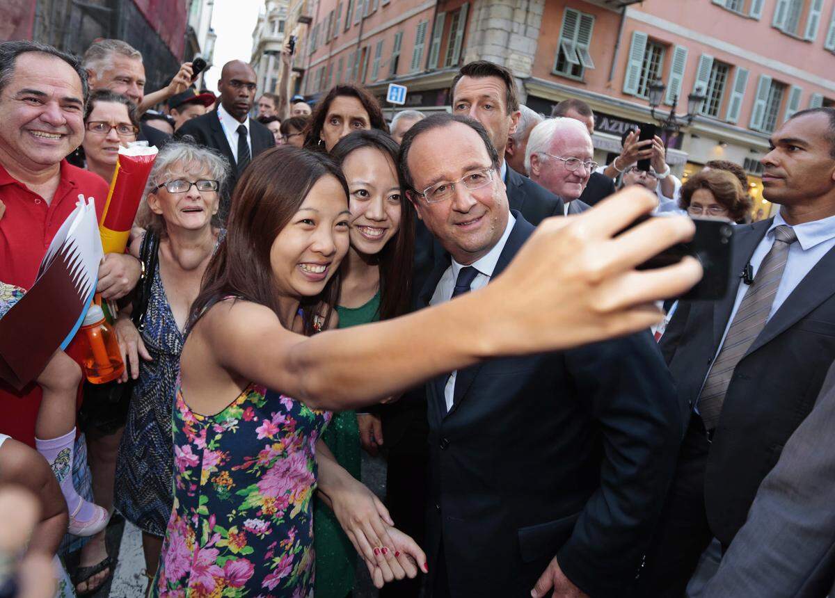 Bessere Zeiten: Frankreichs Präsident Francois Hollande lässt sich im September 2013 in Nizza mit und von chinesischen Touristen ablichten.