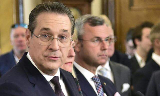 Am Tag des Strache-Rücktritts: Heinz Christian Strache im Vordergrund, Norbert Hofer im Hintergrund.