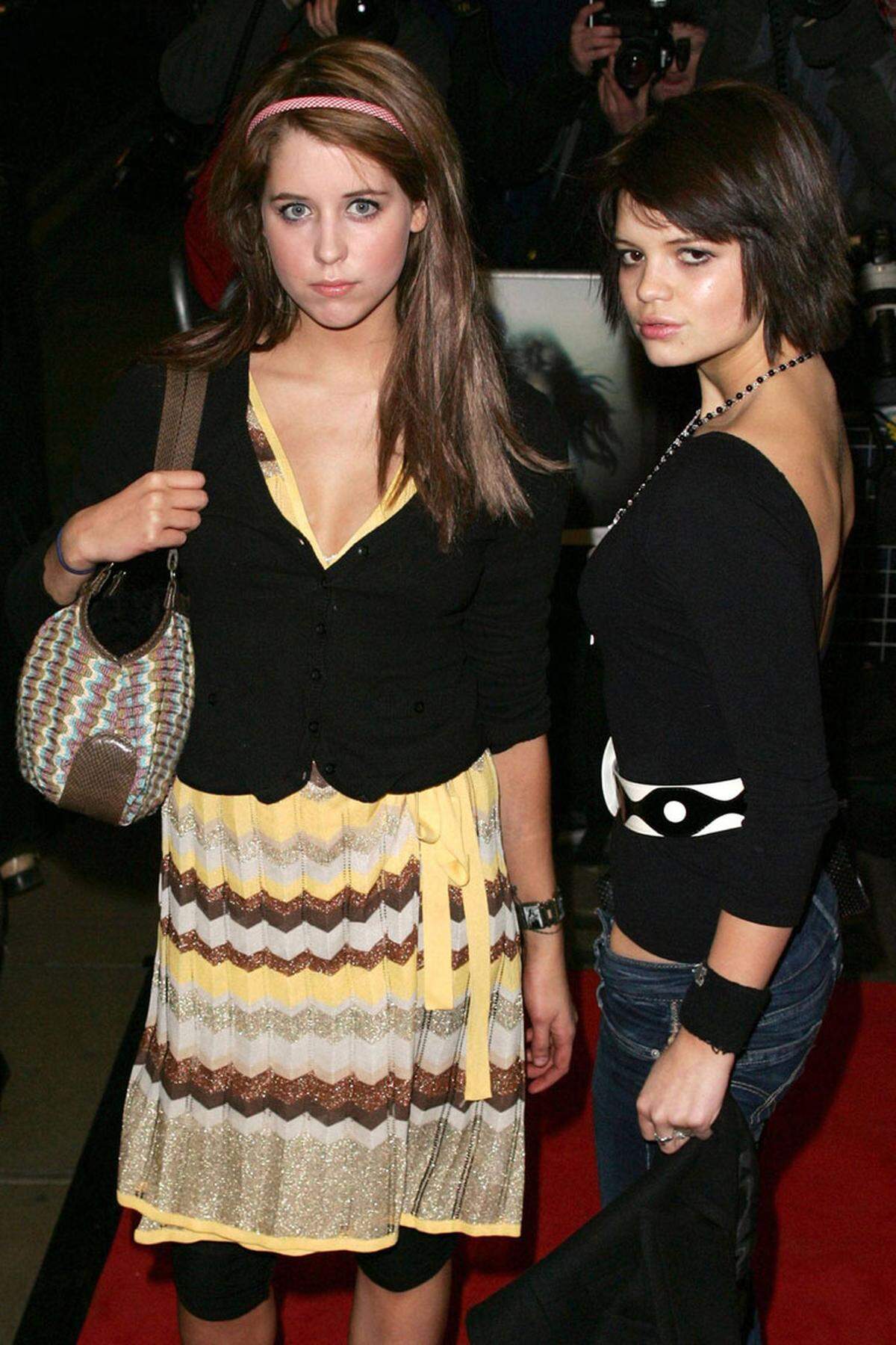 Hier sieht man sie 2006 neben ihrer Schwester Pixie bei einer Filmpremiere.