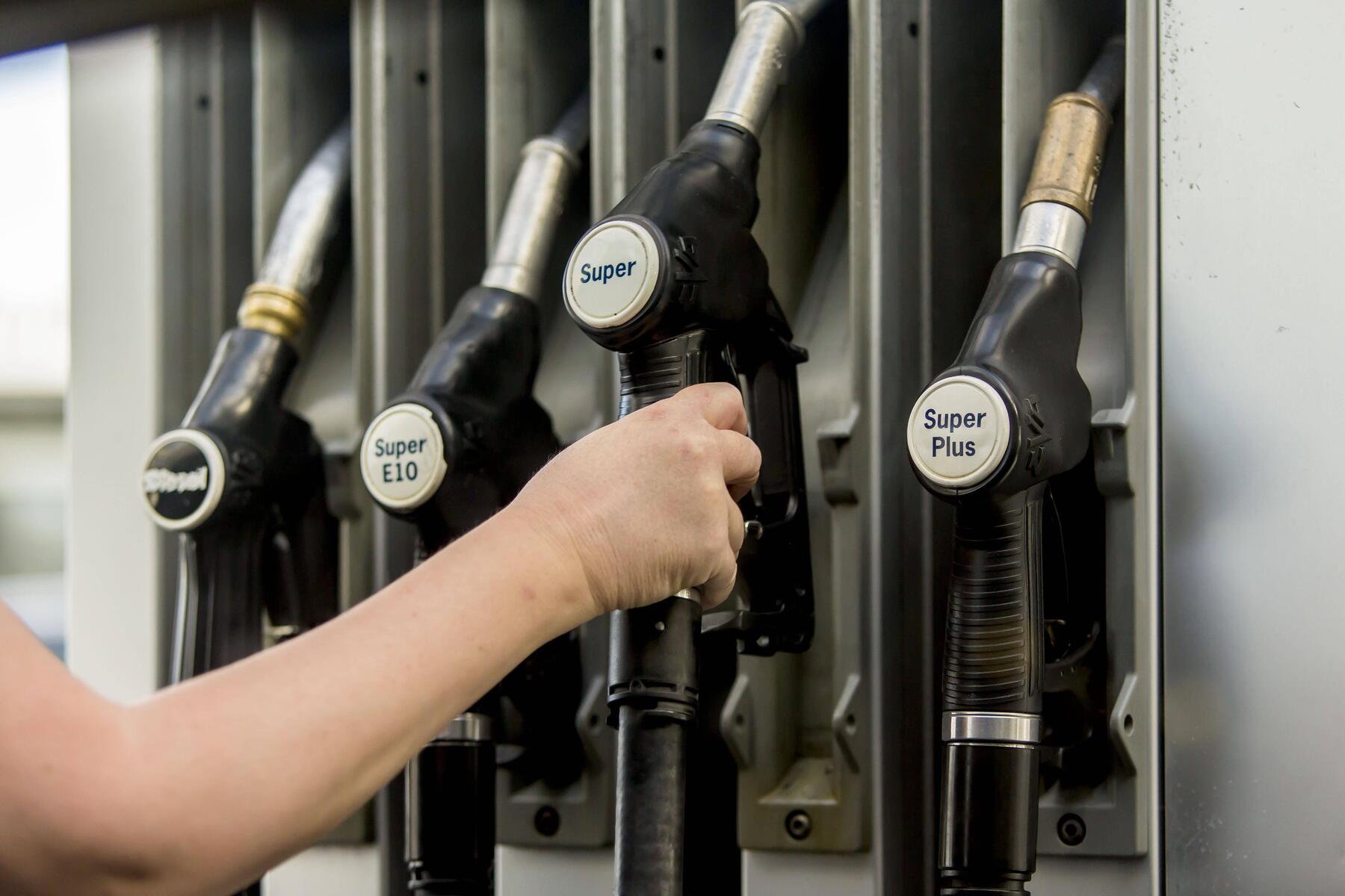 Oil Prices Drop, But Fuel Costs Remain High in Europe