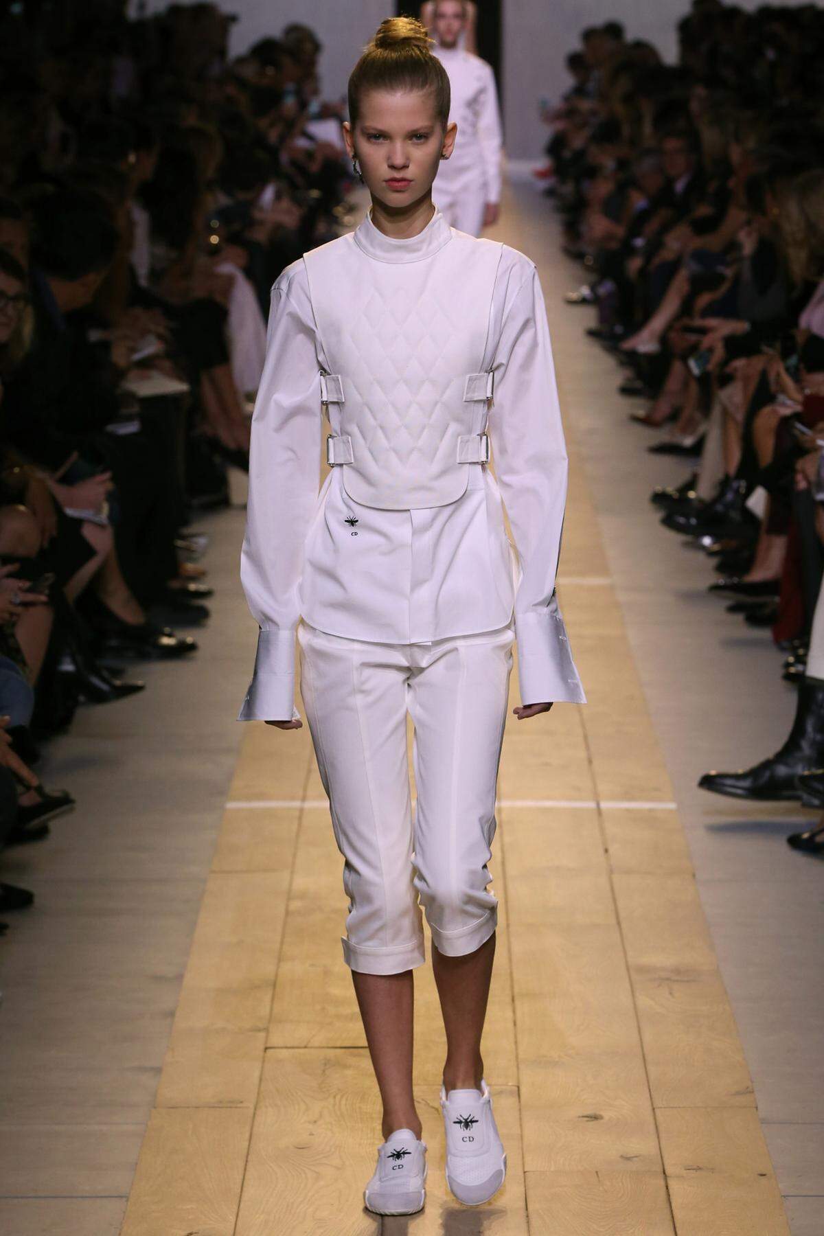Sportlich mit extravaganten Details ist Frau mit dem Look von Dior unterwegs.
