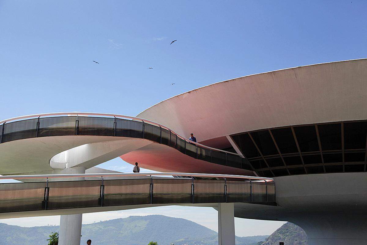 Niterói liegt in der Nähe von Rio de Janeiro. Gezeigt werden hier viele nationale zeitgenössische Künstler, darunter Cildo Meireles, Frans Krajcberg, Iole de Freitas und Mira Schendel.