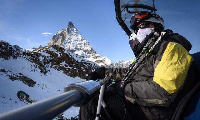 Das weltberühmte Matterhorn ist während der einstündigen Fahrt stets in Sichtweite.