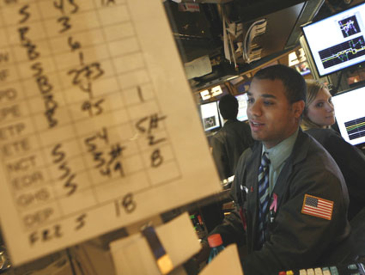 Bis zum vergangenen Sommer waren Firmenkäufe auf Pump ein boomendes Geschäft, ebenso wie der Handel mit US-Ramschhypotheken.  Die Risiken dieses Geschäfts packten Banken in komplexe Finanzinstrumente und führten sie als gesonderte Posten in ihren Bilanzen.  Das ist nun zu einem fatalen Bumerang geworden.