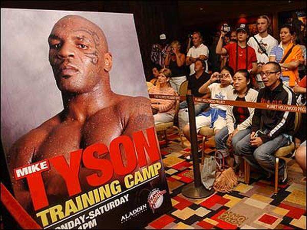 2006 werden Tysons Schulden auf mehr als 30 Millionen Dollar geschätzt. Auf der "Mike Tyson World Tour" will er mit Schaukämpfen Pay-TV-Geld verdienen, die Show verkommt aber zur Lachnummer.
