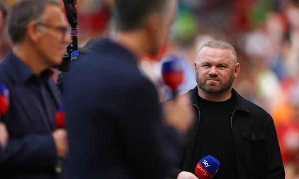 Wayne Rooney (r.) ist nicht erfreut.