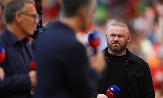 Wayne Rooney (r.) ist nicht erfreut.