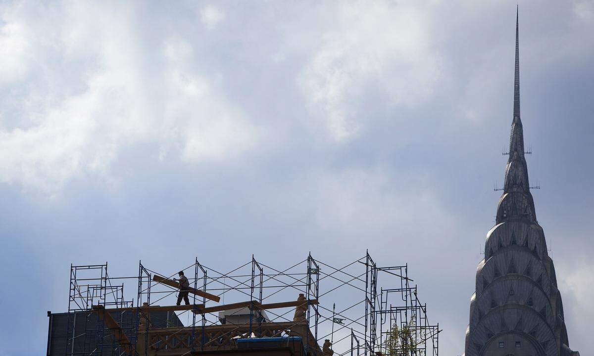 Ein Arbeiter befindet sich auf einem Baugerüst in Manhattan, im Hintergrund ist das Empire State Building zu sehen. Aufgenommen wurde dieses Foto am 29. Juli (Reuters)