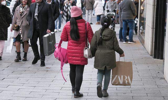 Duesseldorf 27.12.2021 Koenigsallee Einkaufsstrasze Shoppingmeile Einkaufsmeile Einkaufstasche Tasche Luxus Reichtum sozia