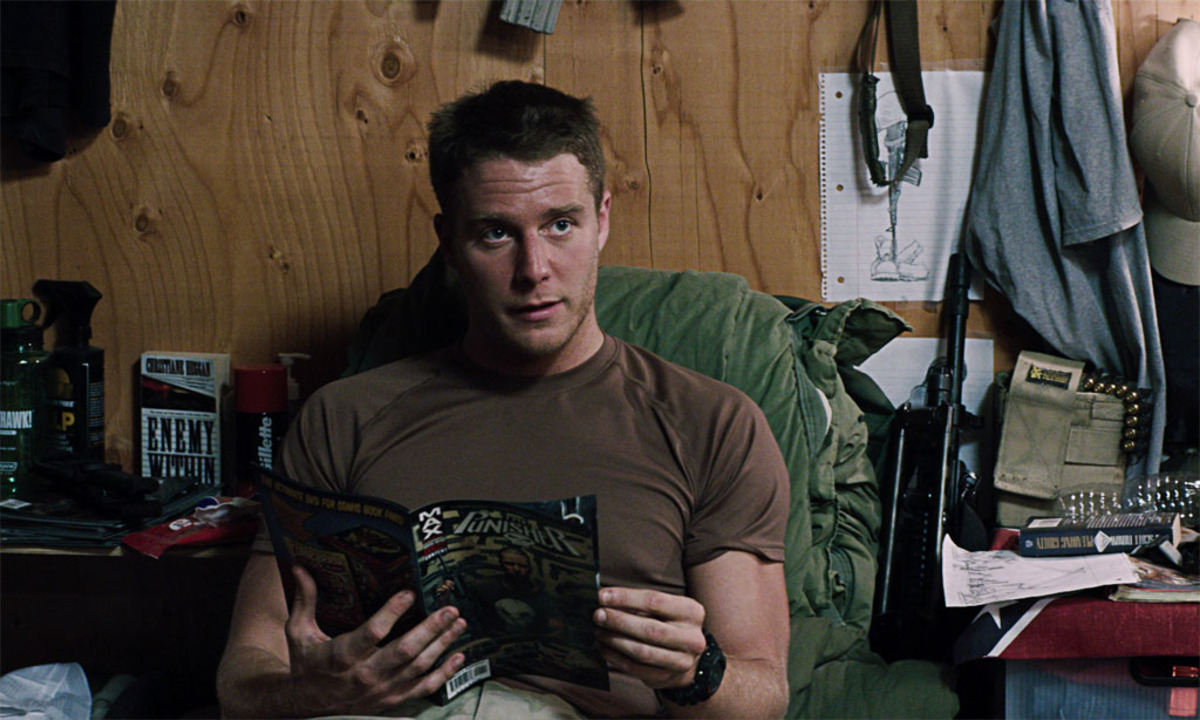 Kyles Kamerad blättert in "Punisher"-Comic.