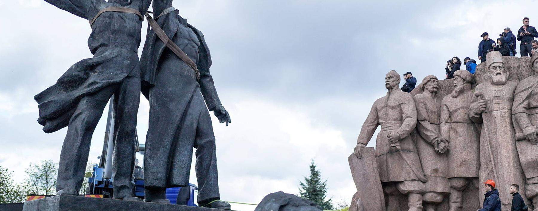 Die Denkmalgruppe in Kiew soll eine Völkerfreundschaft bezeugen, die es nicht mehr gibt. Sie wurde teilweise demontiert. 