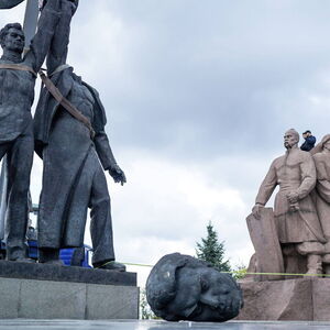 Die Denkmalgruppe in Kiew soll eine Völkerfreundschaft bezeugen, die es nicht mehr gibt. Sie wurde teilweise demontiert. 