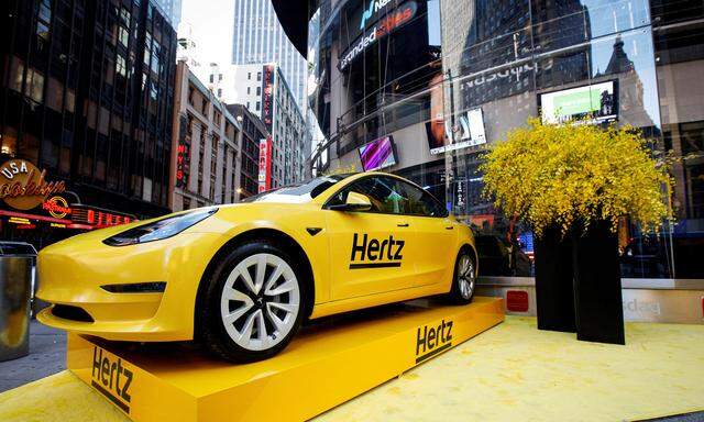 Archivbild vom 9. November 2021: Ein Tesla von Hertz anlässlich des Börsengangs der Hertz Corporation am Times Square in New York City.