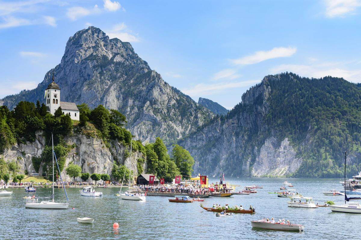 Ein beliebtes Fotomotiv ist auch der Traunstein, der durch seine vorgeschobene Position aussieht wie ein Felsbrocken, der in den See abfällt. 24.960 Postings gibt es vom Traunstein auf Instagram.
