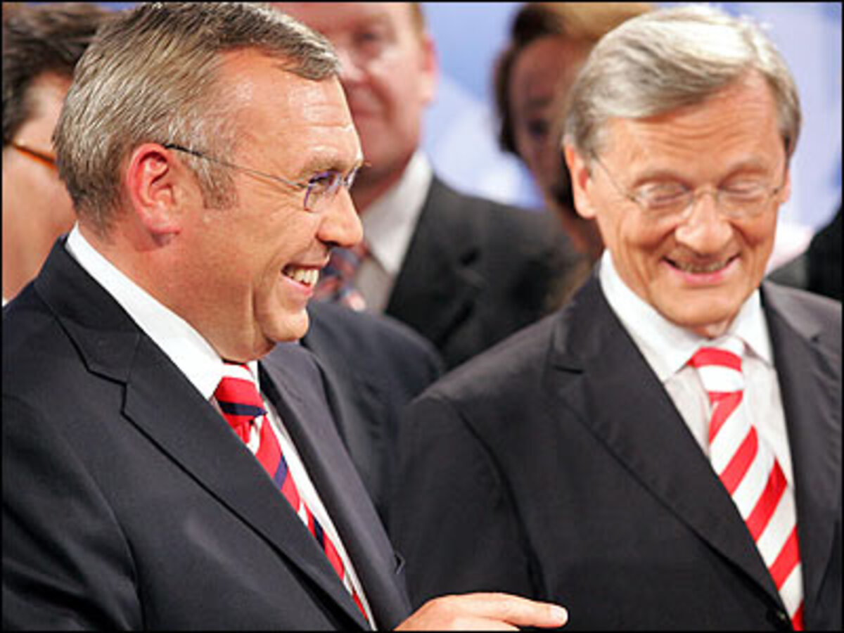 Im Anschluss eilte Gusenbauer ins Innenministerium zur Runde der Spitzenkandidaten - allerdings nicht ohne seine Rückkehr zu versprechen und seinen Fans im gut gefüllten Festzelt der SPÖ eine lange Party zu empfehlen. Sie ließen sich nicht lange bitten und versuchten mit sozialistischen Gassenhauern Stimmung zu machen, von "Bella ciao" bis zur "Internationalen".