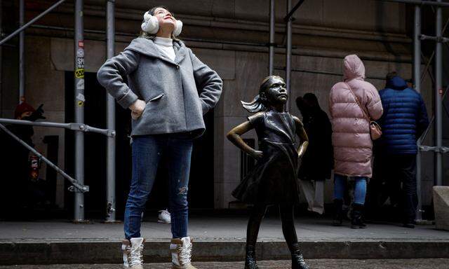 Eine Frau posiert neben der "The Fearless Girl"-Statue vor der New Yorker Börse.