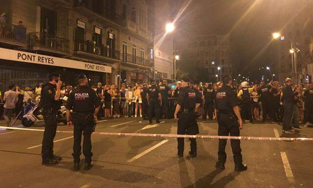 Polizei sperrt den Anschlagsort in Barcelona ab