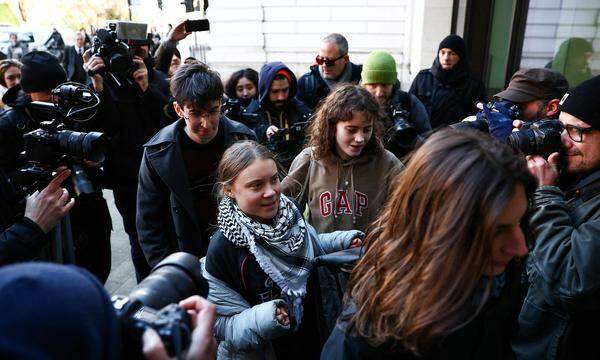 Greta Thunberg erscheint vor Gericht in London am Donnerstag - mit Palästinensertuch um den Hals. 