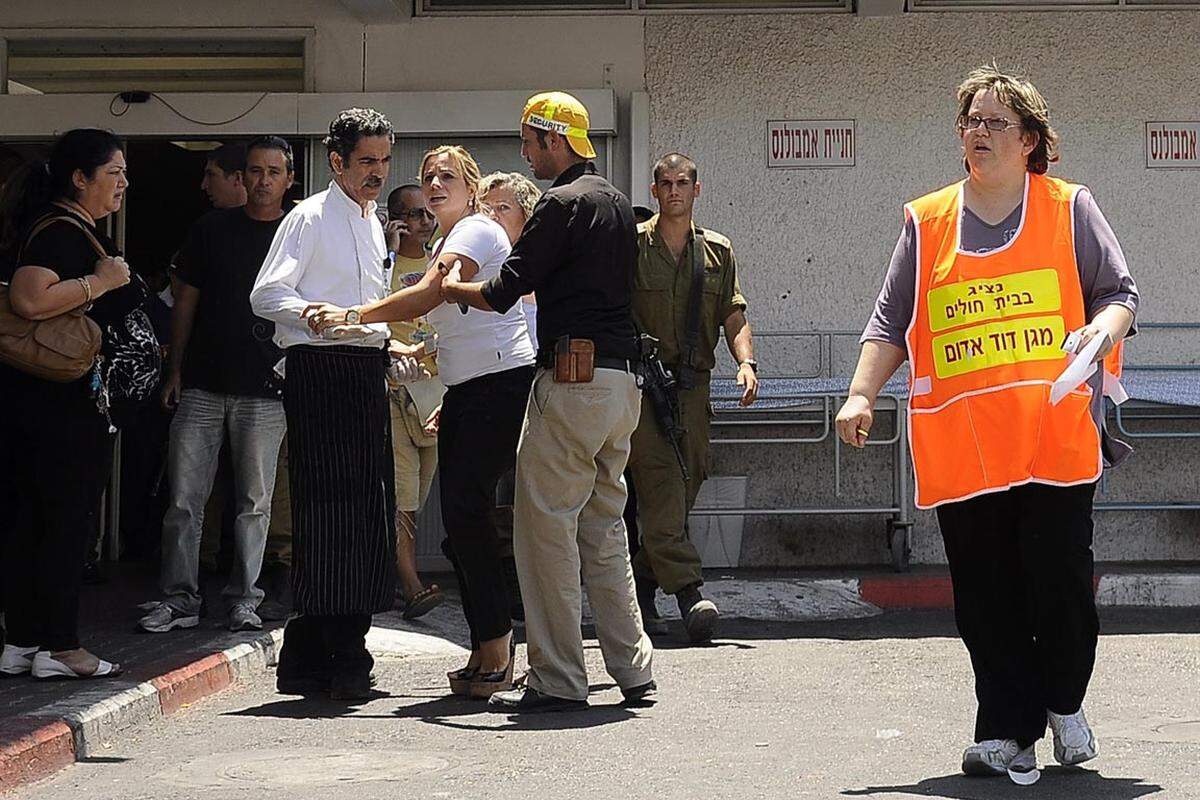 Angehörige warten vor einem Krankenhaus in Eilat. Bei den Angriffen wurden insgesamt acht Menschen getötet.