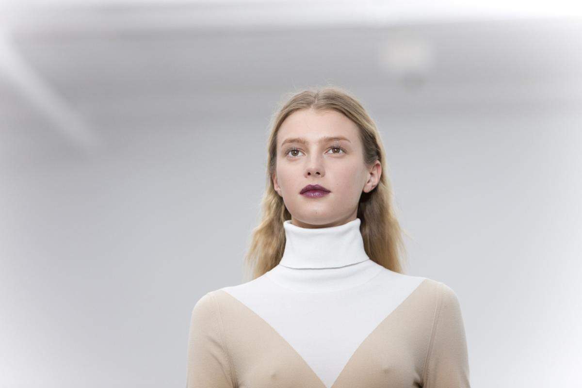 Die Augen des Models von Derek Lam wurden kaum geschminkt, daher kommt der dunkle Beerenton auf den Lippen bessser zur Geltung.