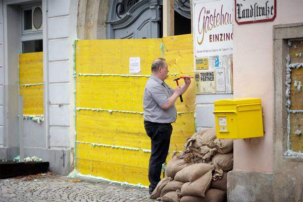 Mit Sandsäcken und Baubrettern wurden Gebäude am Mittwoch in Krems-Stein vor dem Hochwasser gesichert. Alle ergriffen Vorsichtsmaßnahmen, sollte der mobile Hochwasserschutz brechen.