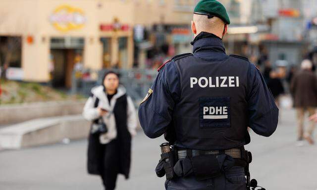 Die Wiener Polizei zeigt Präsenz auf dem Reumannplatz in Favoriten.