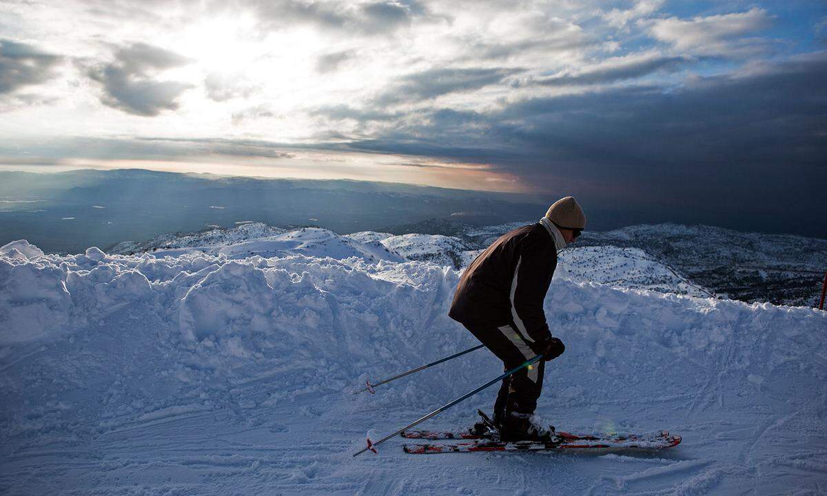 Durch die Wüste ins Skigebiet: Auch der Mittlere Osten verfügt über skitaugliche Abfahrten. In Israel kann man sich von Jänner bis März vom Mount Hermon aus auf rund 45 Kilometern Piste talabwärts schwingen. Das einzige Skigebiet des Landes liegt an südöstlichen Hängen des Berges Hermon, wenige Kilometer von der Purpurlinie entfernt, im von den Israelis besetzten Teil der Golanhöhen. Auf Grund der unbeständigen Saison gibt es in der näheren Umgebung allerdings keine Unterkünfte. Das Wintersportgebiet liegt auf einer Höhe von 1600 bis 2040 Metern.