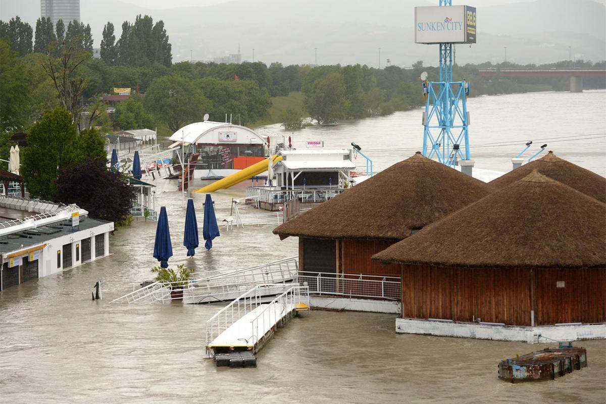 Überschwemmte Gastronomiebetriebe an der "Copa Cagrana" an der Neuen Donau: Dieses Entlastungsgerinne wird nur bei Hochwasser zum Fluss. Die Donauinsel schützt Wien vor größeren Fluten.
