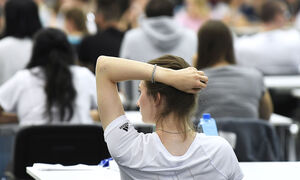 Archivbild: Bewerber vor einem  Uni-Aufnahmetest in Wien. 
